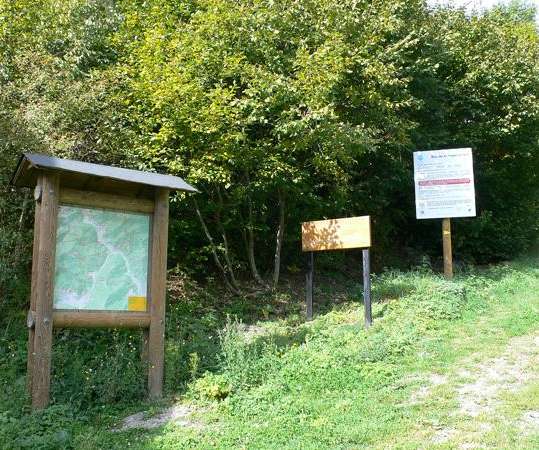 Carteles indicativos  a la entrada de la vía ferrata andorrana del Roc de la Coma Erts