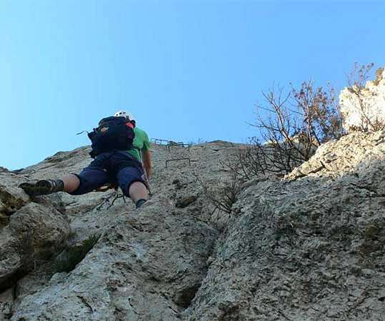 Pasaje vertical en una ferrata