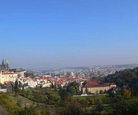 Vista de la ciudad con el castillo de Praga a la izquierda